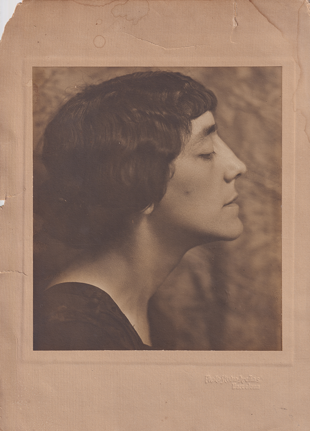 Retrato de mujer de perfil.