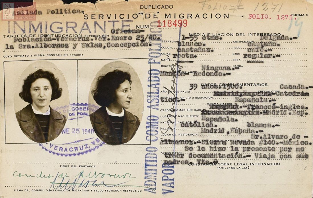 Tarjeta del servicio de migración de México, con dos fotos de mujer, una de frente y otra de perfil.