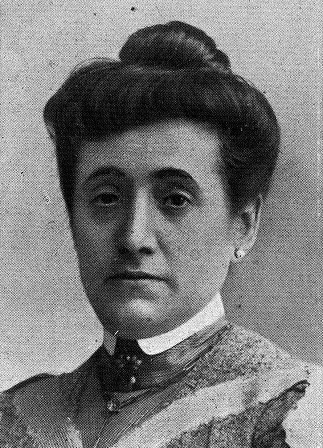 Retrato en blanco y negro de mujer de frente