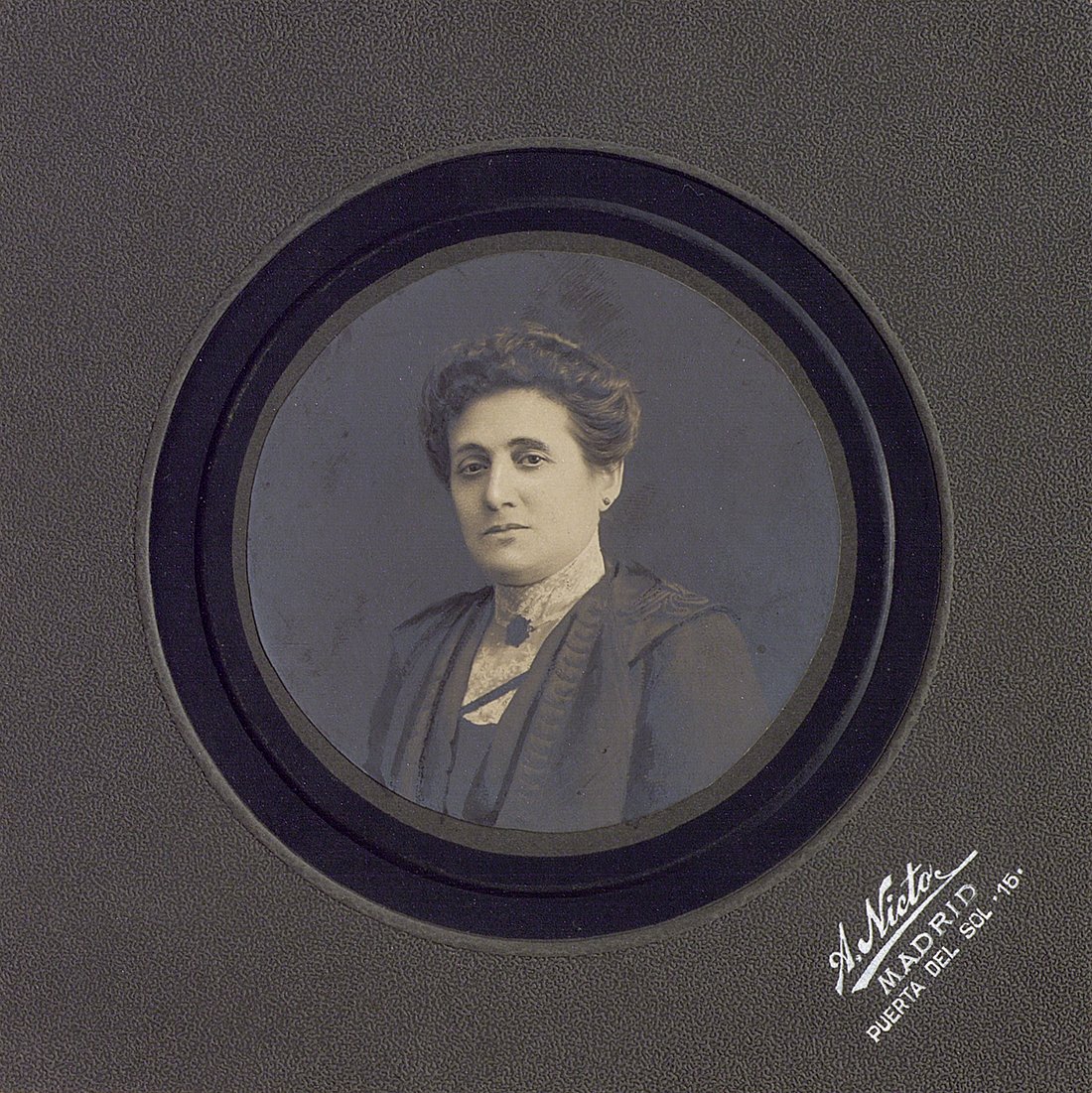 Retrato de una mujer en un marco redondo.