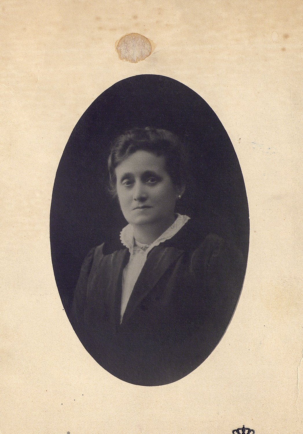 Retrato de mujer en un marco ovalado.