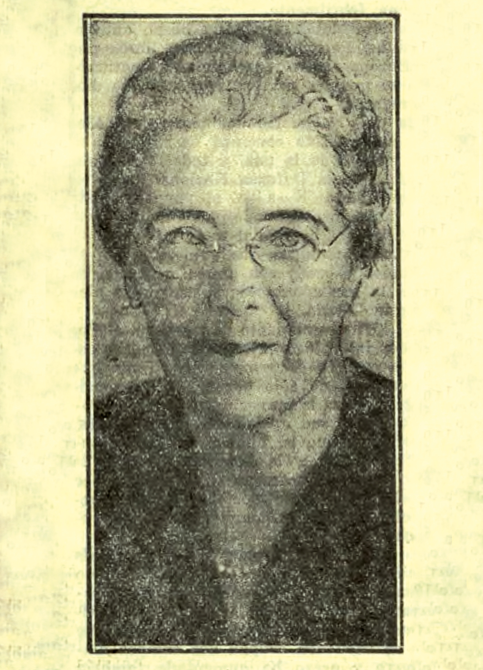 Retrato de periódico de una mujer con gafas.