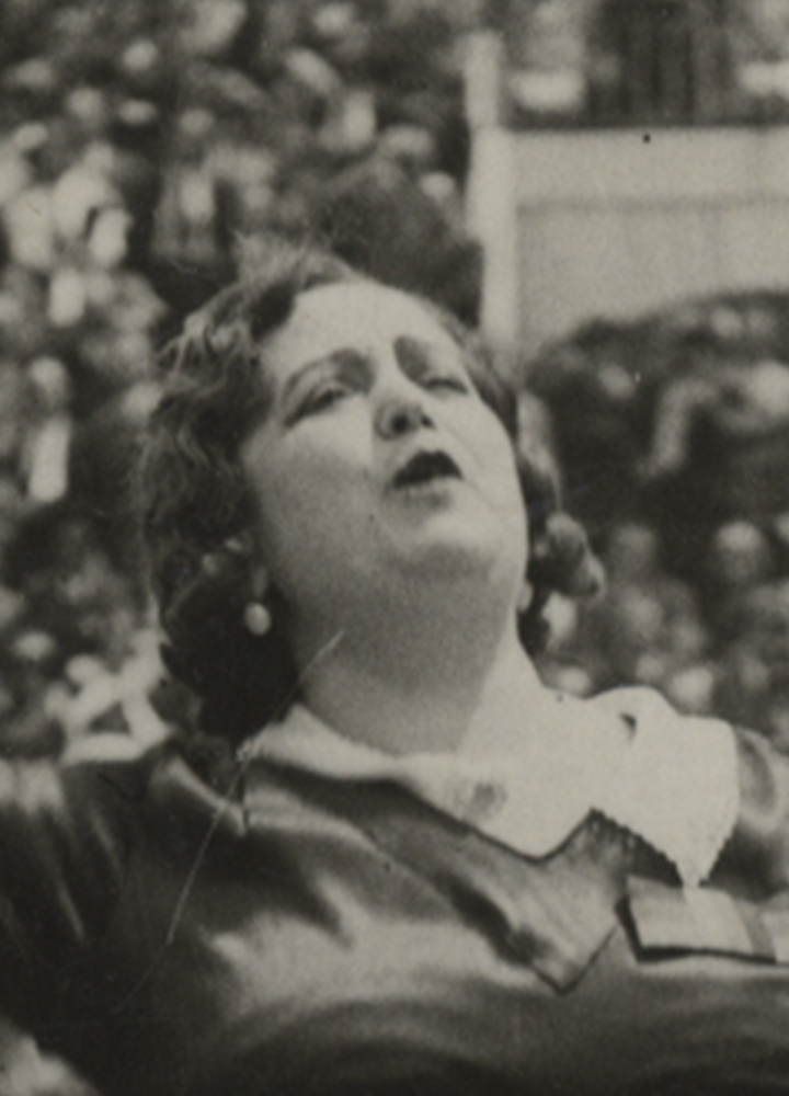 Retrato de mujer hablando a una multitud