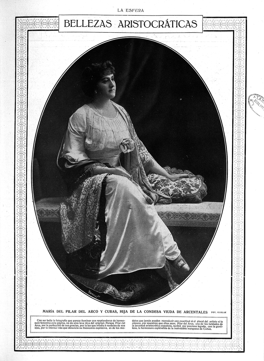 Mujer sentada en banco, mirando hacia la derecha, con las piernas cruzadas y la mano apoyada en un cojín