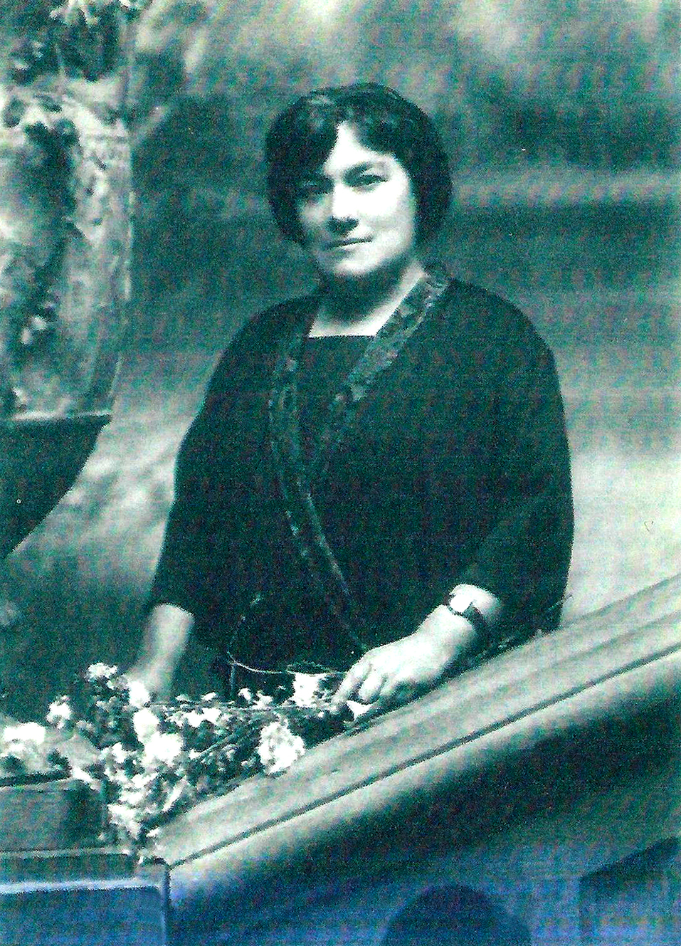 Retrato de mujer en una escalera.