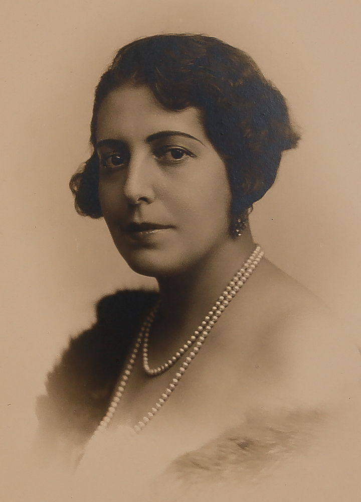 Retrato de mujer en tres cuartos con collar de perlas, en color sepia