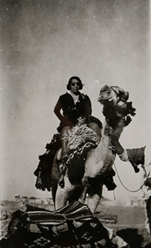 Mujer montada en camello.