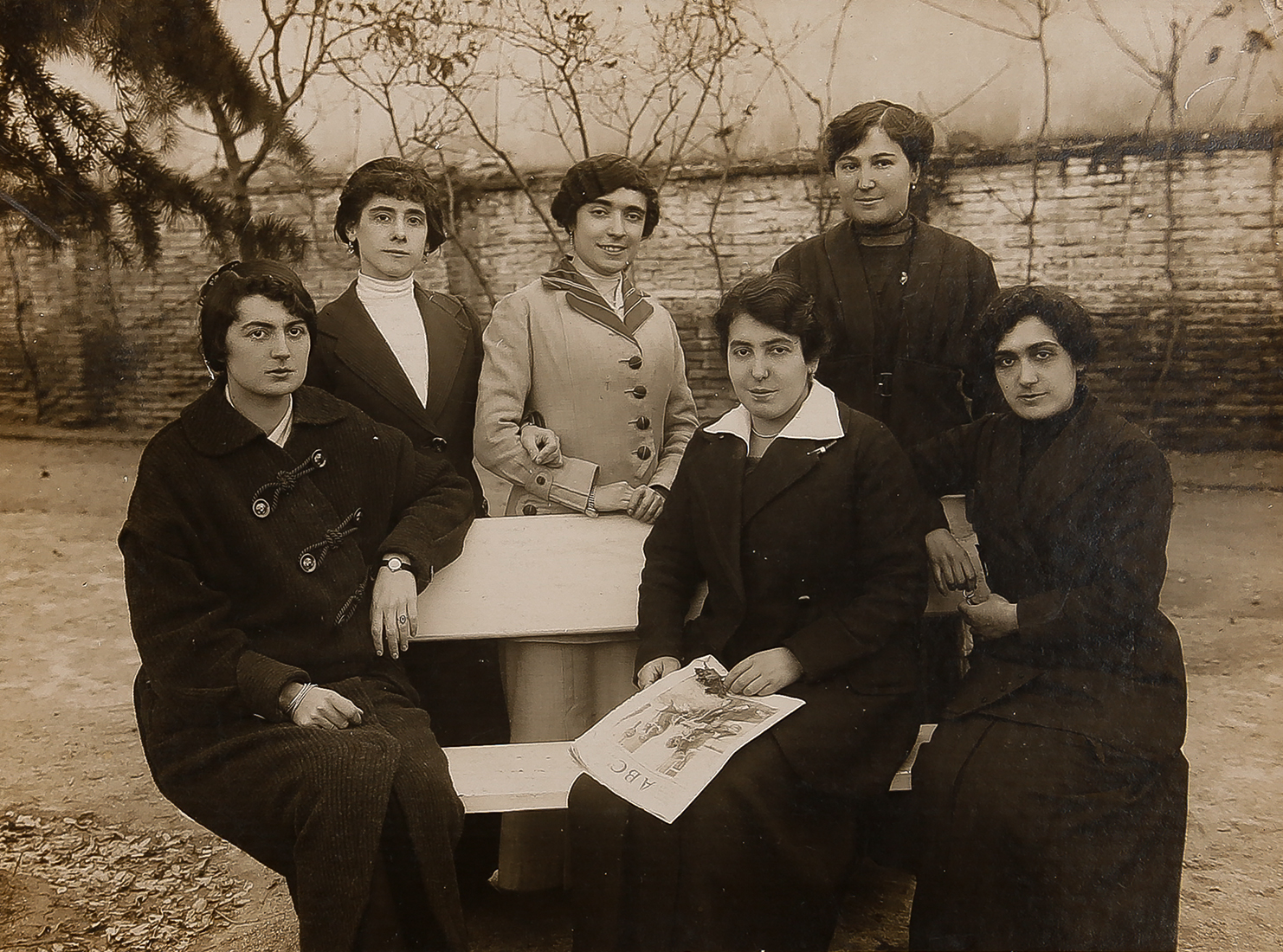 Grupo de mujeres en un patio.