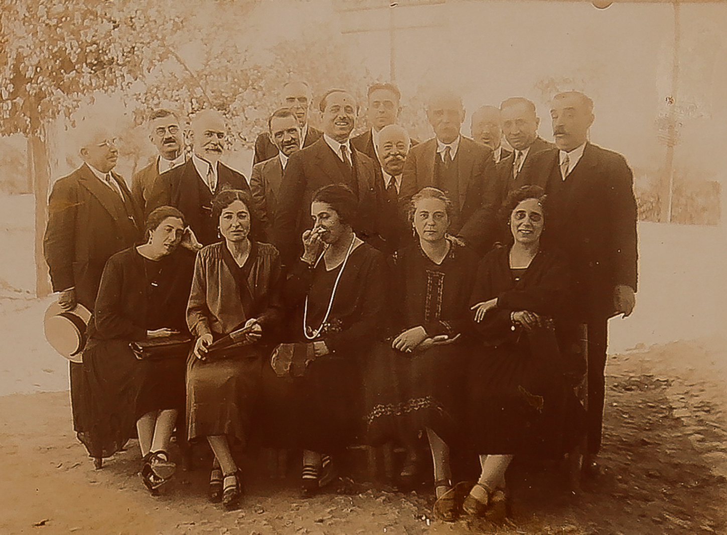 Grupo de personas en un jardín.