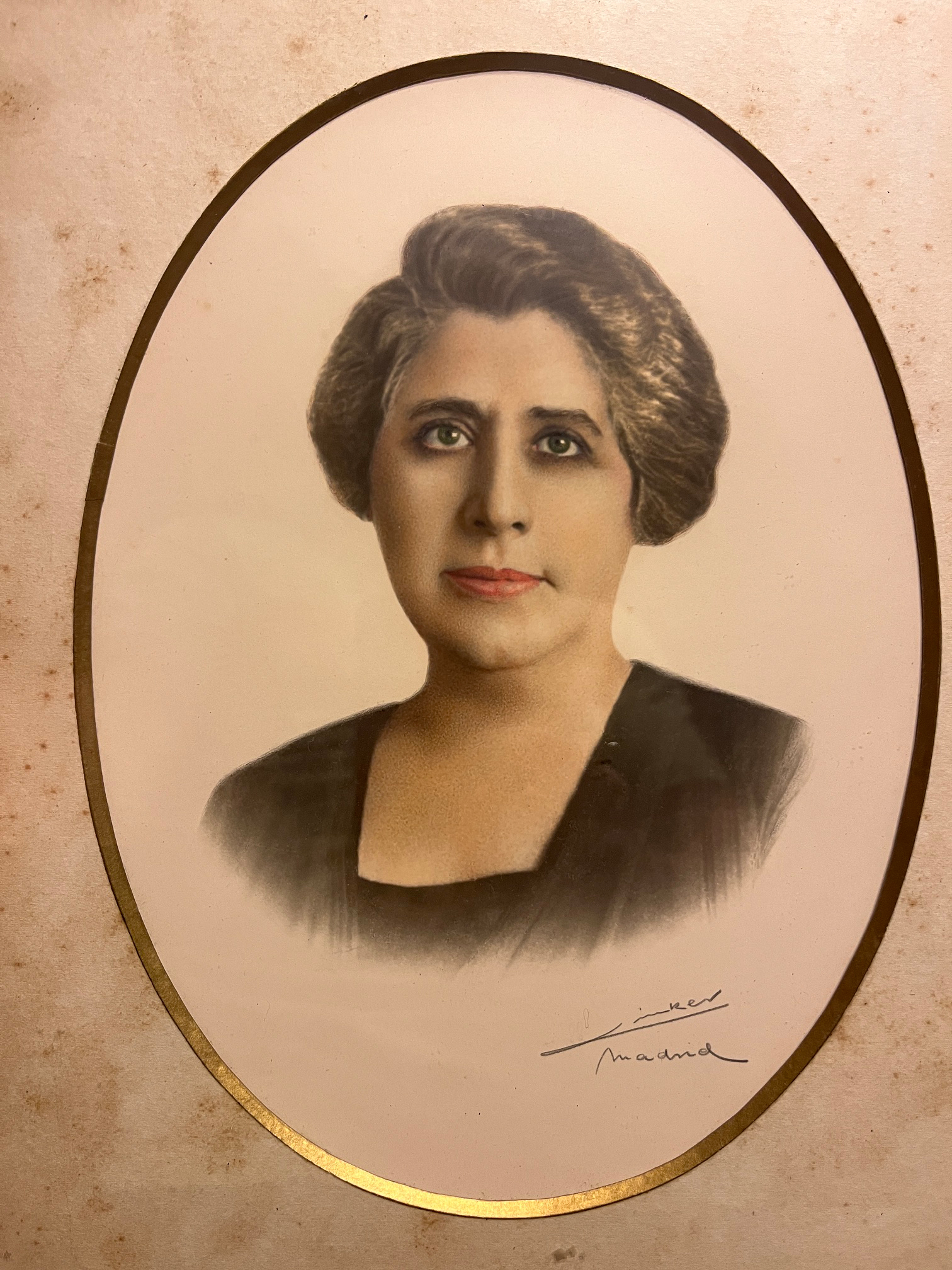 Retrato a color de mujer en marco ovalado.