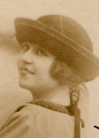 Retrato de mujer con sombrero, mirando hacia arriba, en color sepia