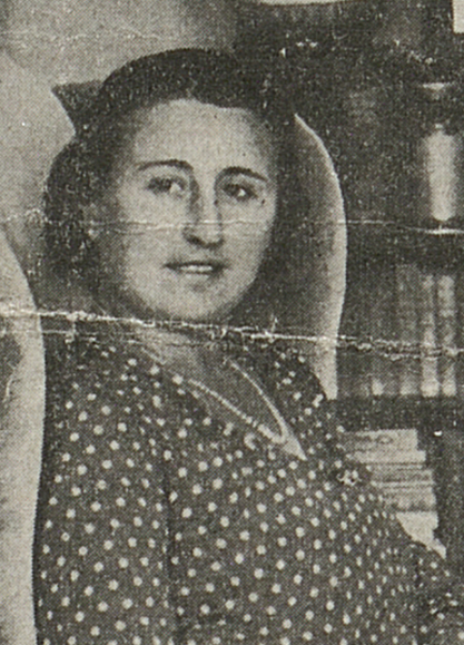 Retrato de mujer sentada en un sillón.