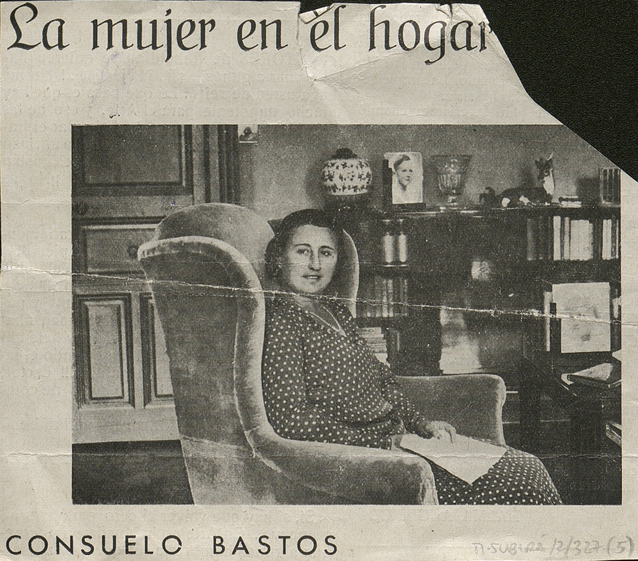 Página de revista con el titular "La mujer en el hogar", y la fotografía de una mujer en un sillón.