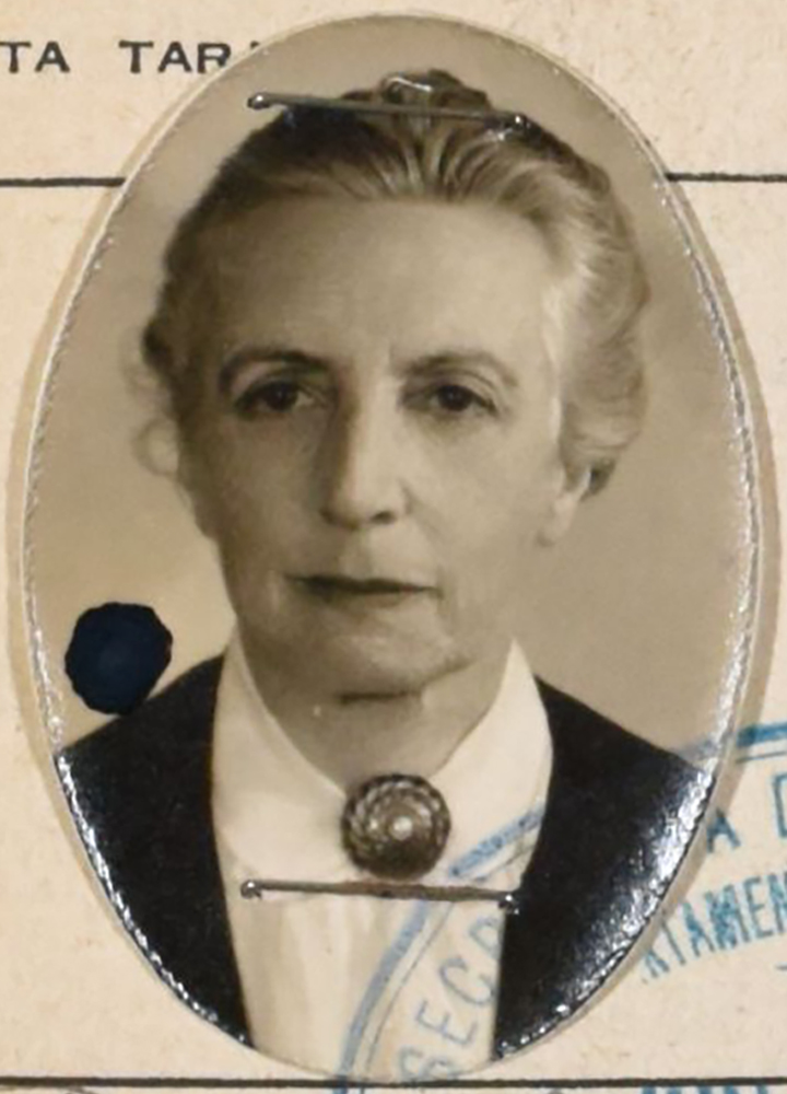 Retrato de mujer de fentre, con sello en la parte inferior, en sepia