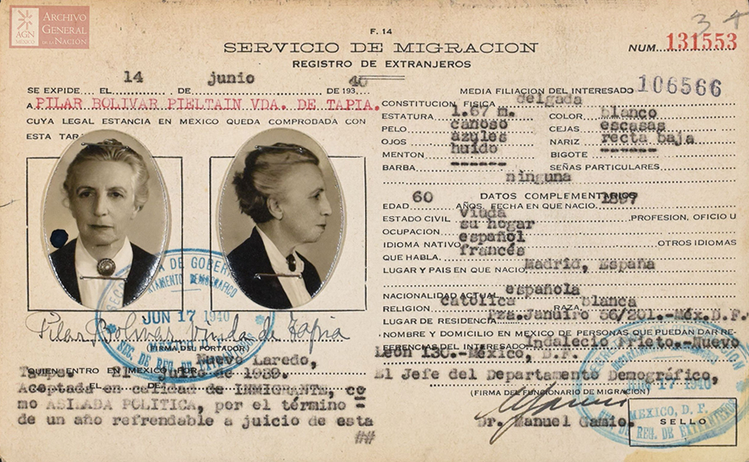 Carnet del servicio de Inmigración de México, con dos fotos de mujer, una de frente y otra de perfil.