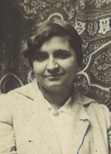 Retrato de mujer en sepia, con tela de fondo.