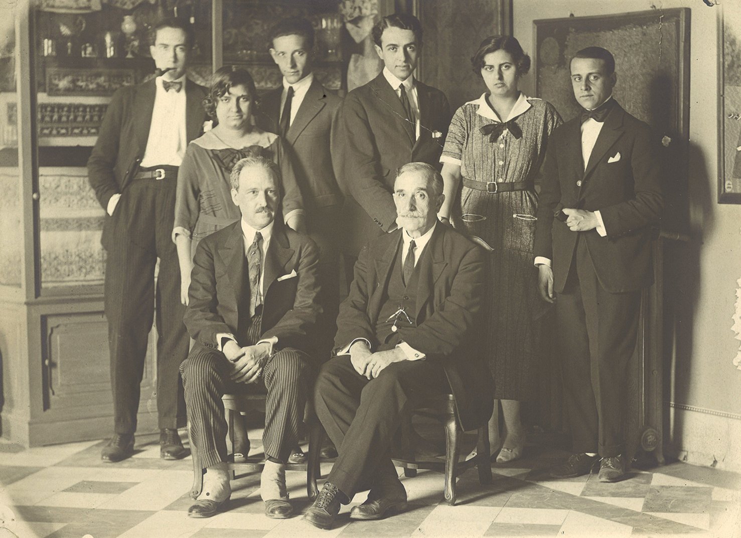 Fotografía de un grupo de hombres y mujeres.