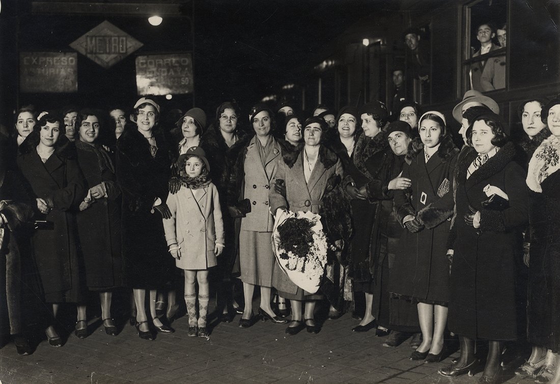 Grupo de mujeres en una estación de ferrocarril.