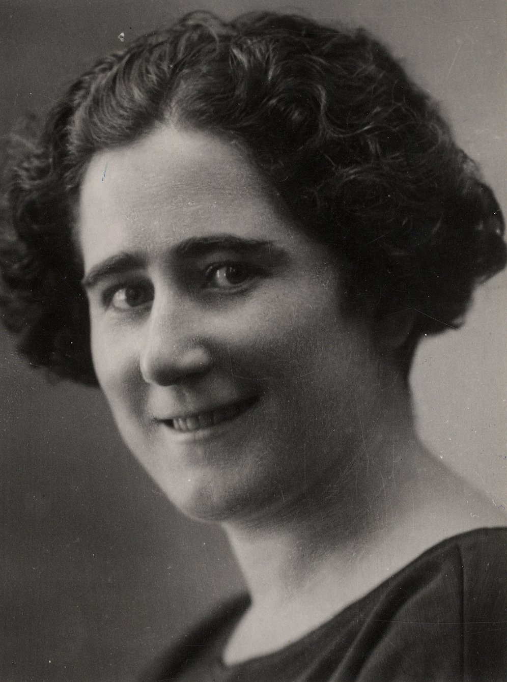 Retrato de mujer sonriendo.