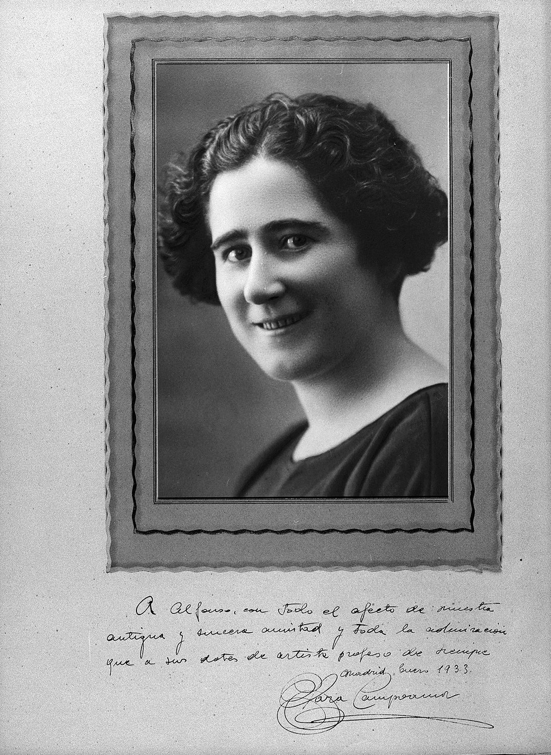Fotografía del retrato de una mujer con dedicatoria debajo.