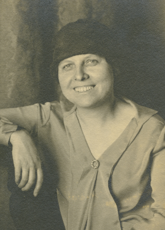 Retrato de mujer sentada con el brazo apoyado.