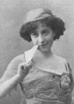 Retrato de mujer sujetando un abanico