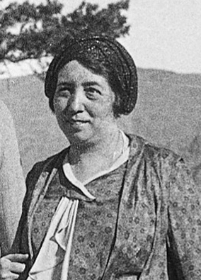 Retrato de mujer en el campo.