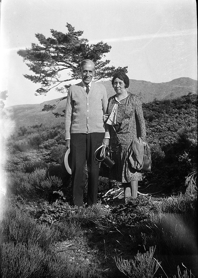 Hombre y mujer en el campo.