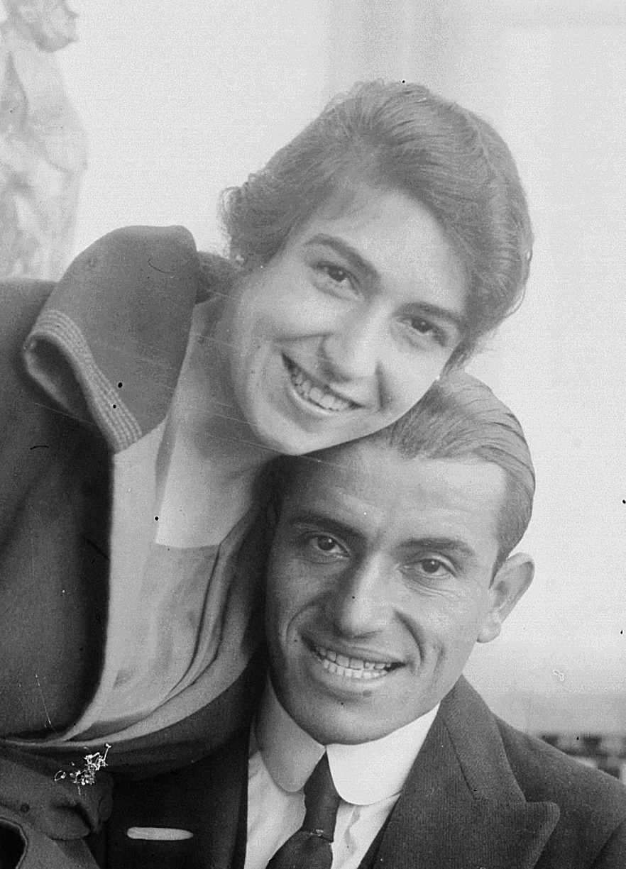 Retrato de mujer con la cabeza apoyada en la cabeza de un hombre, ambos sonriendo