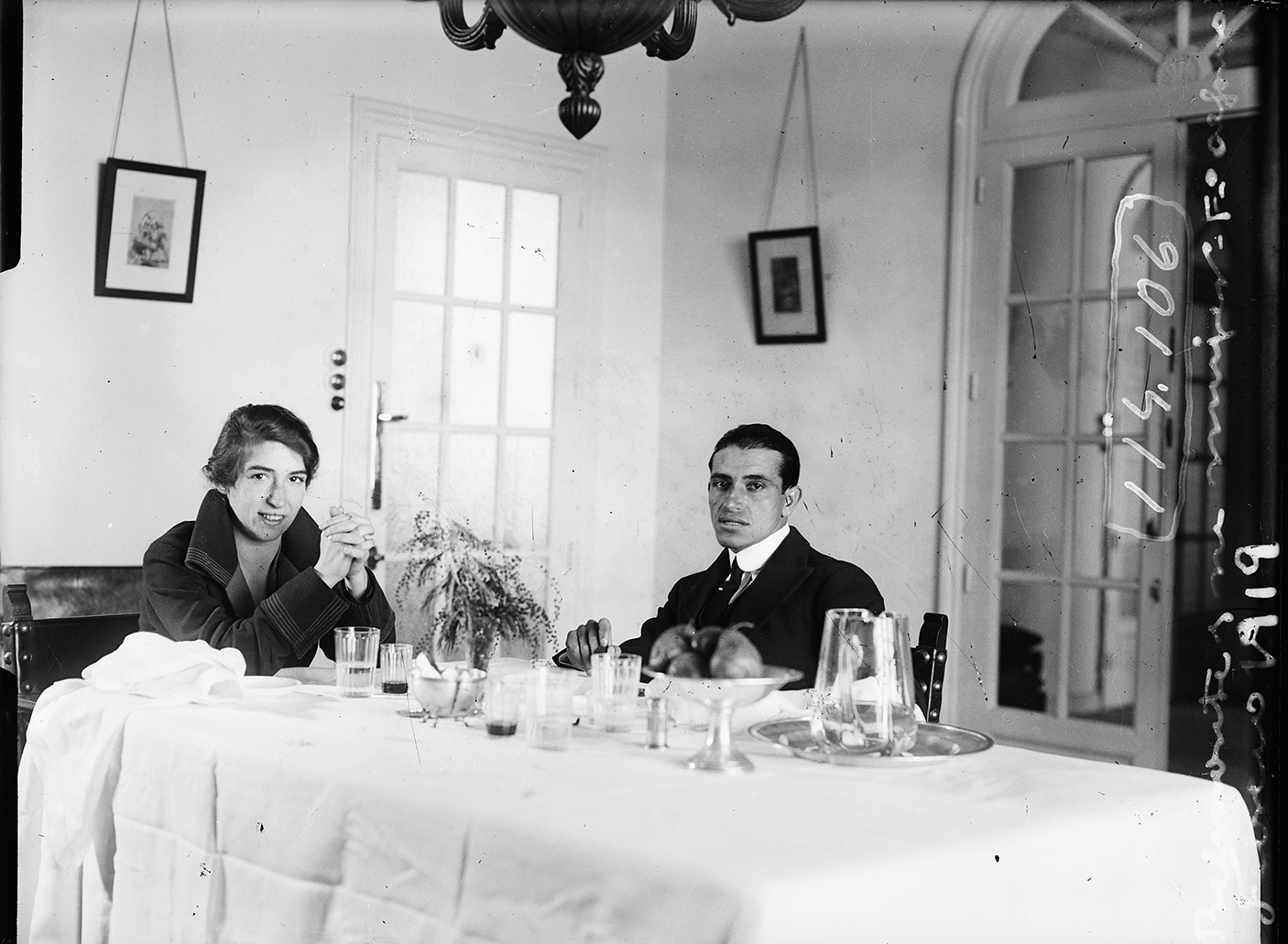 Una mujer y un hombre sentados en una mesa de comedor.
