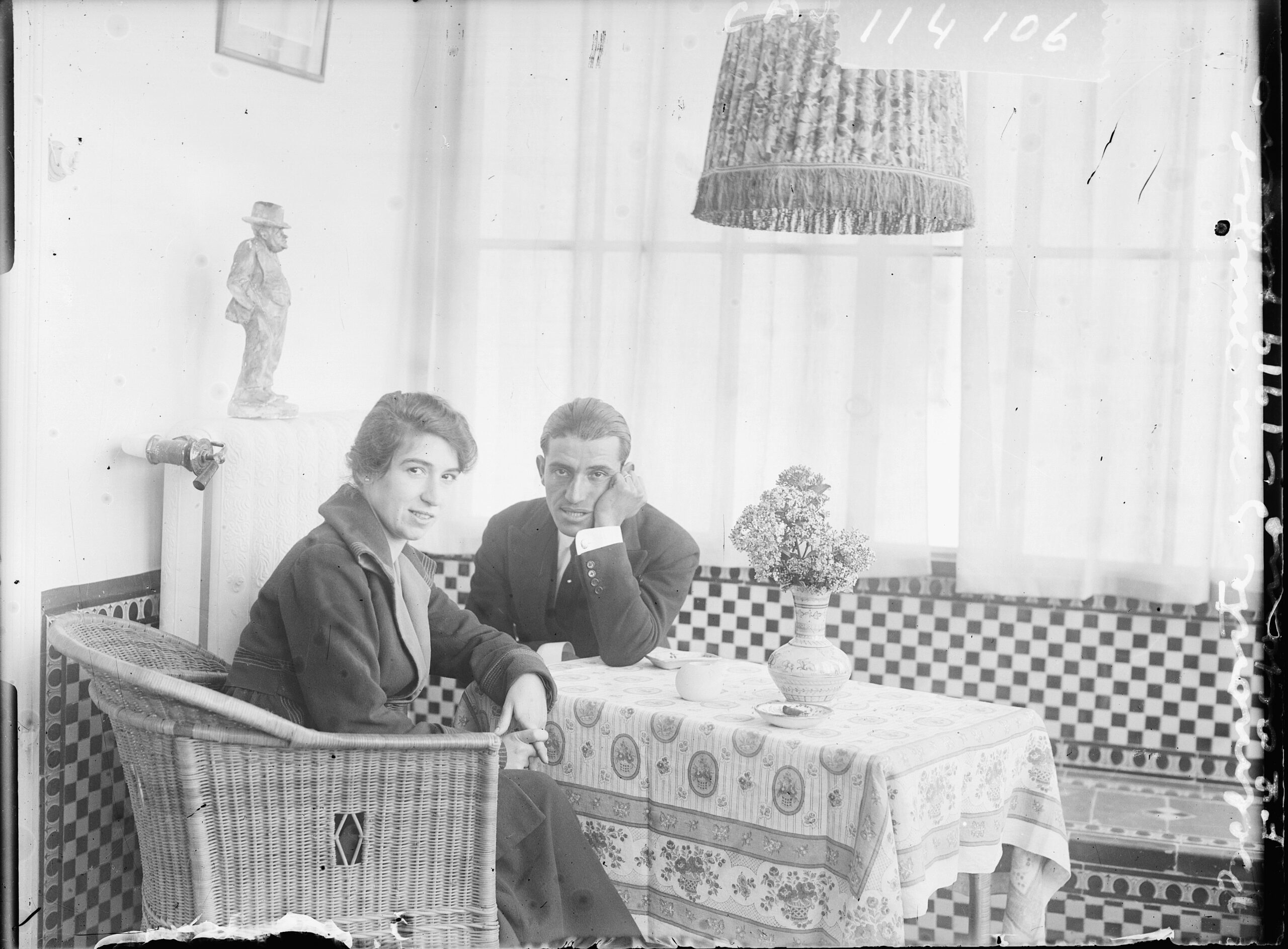 Una mujer y un hombre sentados en una mesa.