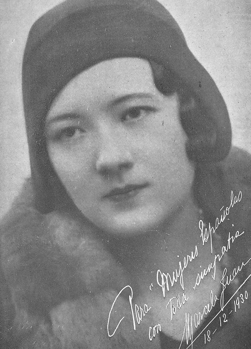 Retraro de mujer con sombrero y dedicatoria manuscrita.