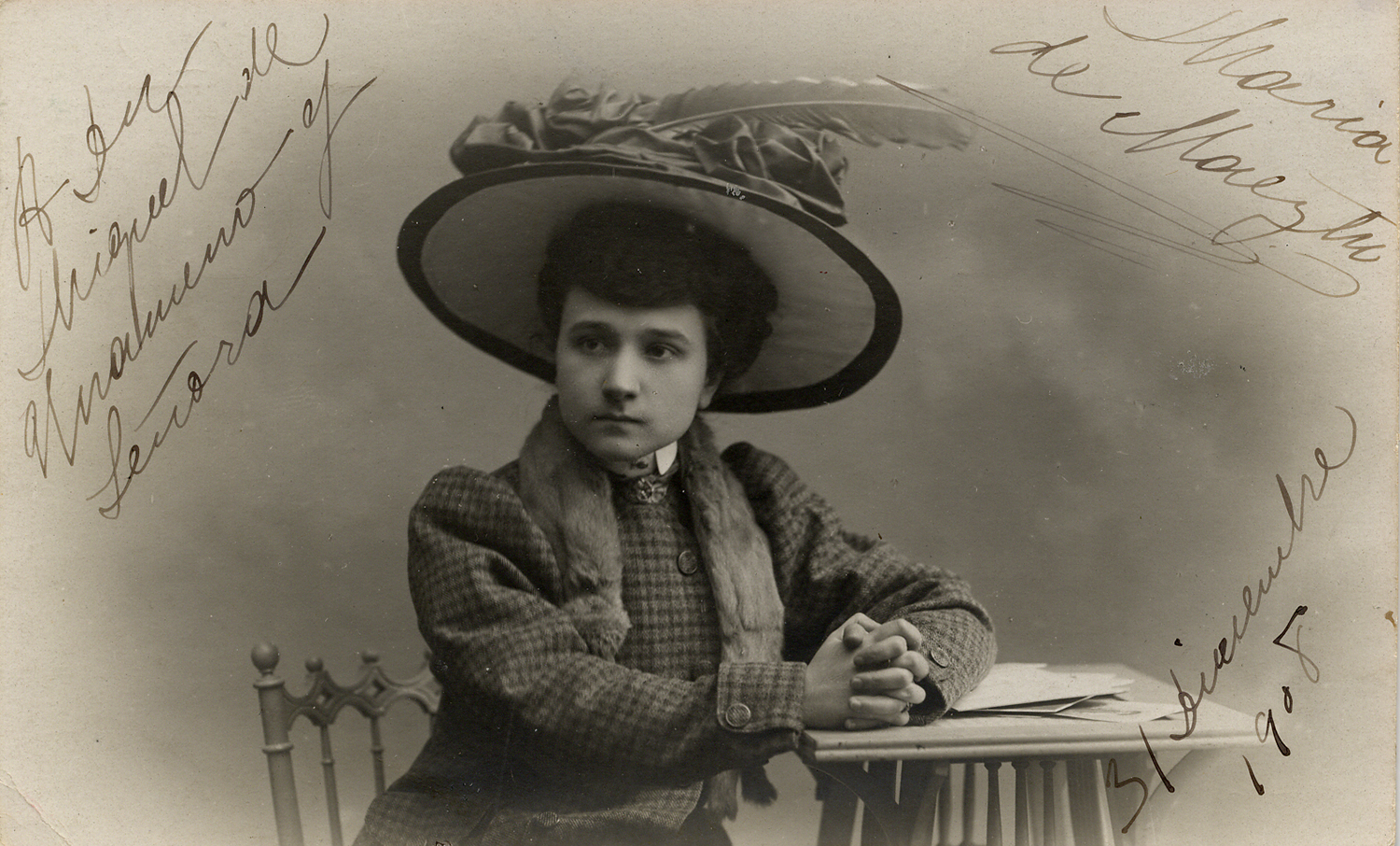 Mujer sentada con pamela, y varias notas manuscritas en la foto.