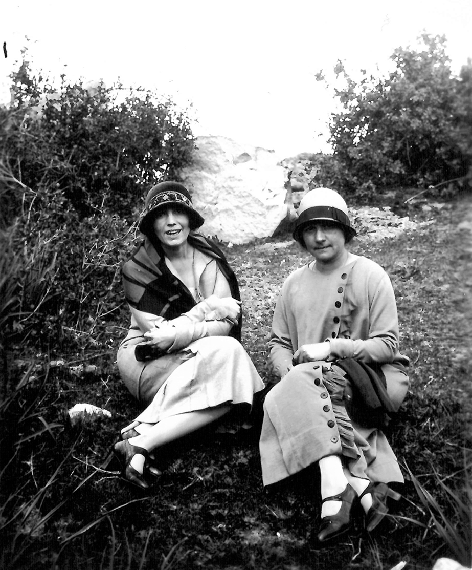 Dos mujeres sentadas en una colina.