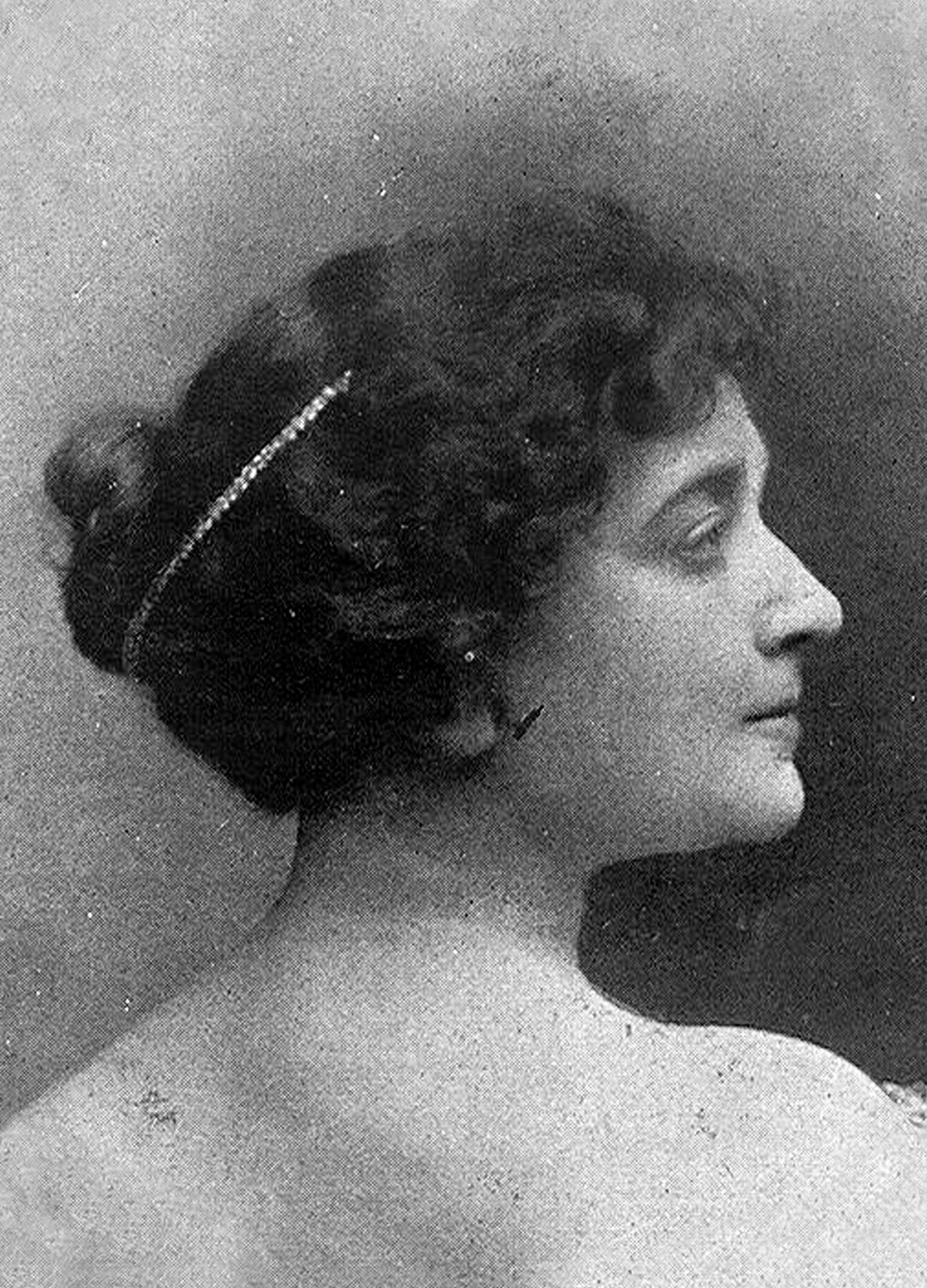 Retrato de mujer de espaldas, mirando hacia la derecha, con la espalda al descubierto