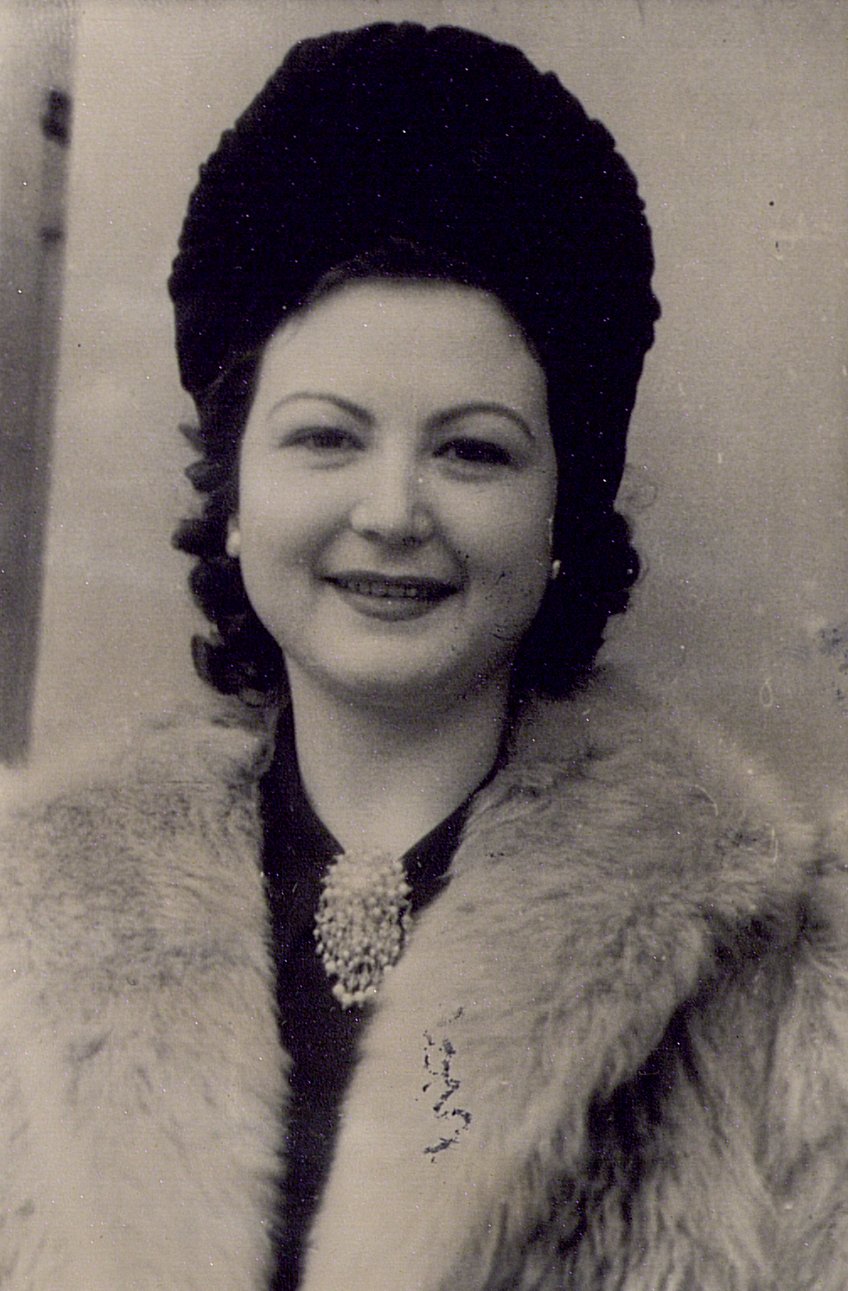 Retrato de mujer con abrigo y sombrero de piel.