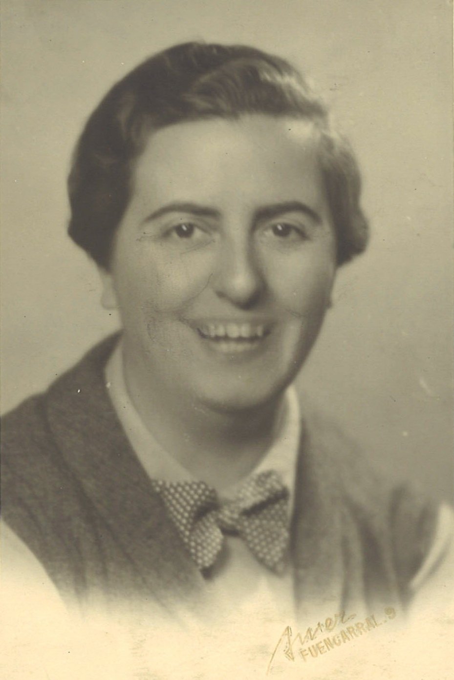 Retrato de mujer sonriendo.