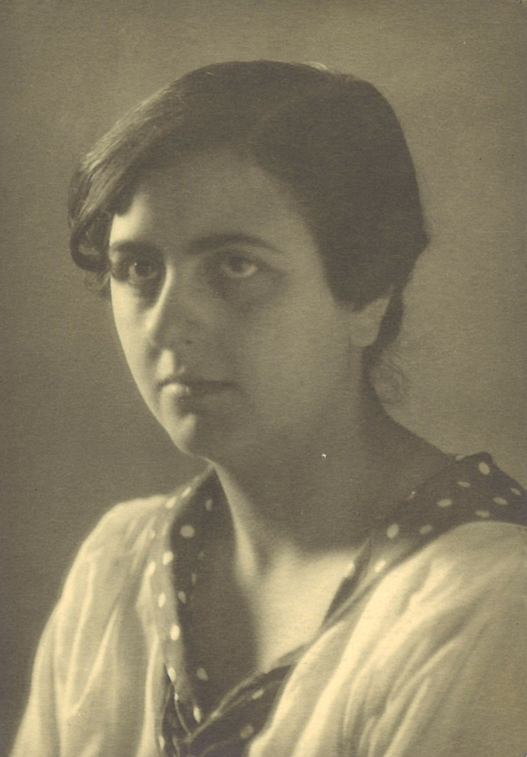 Retrato de mujer de tres cuartos.