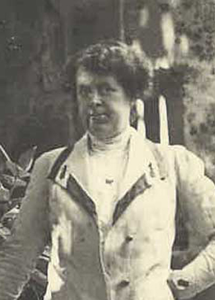 Retrato de mujer de pie en la calle.