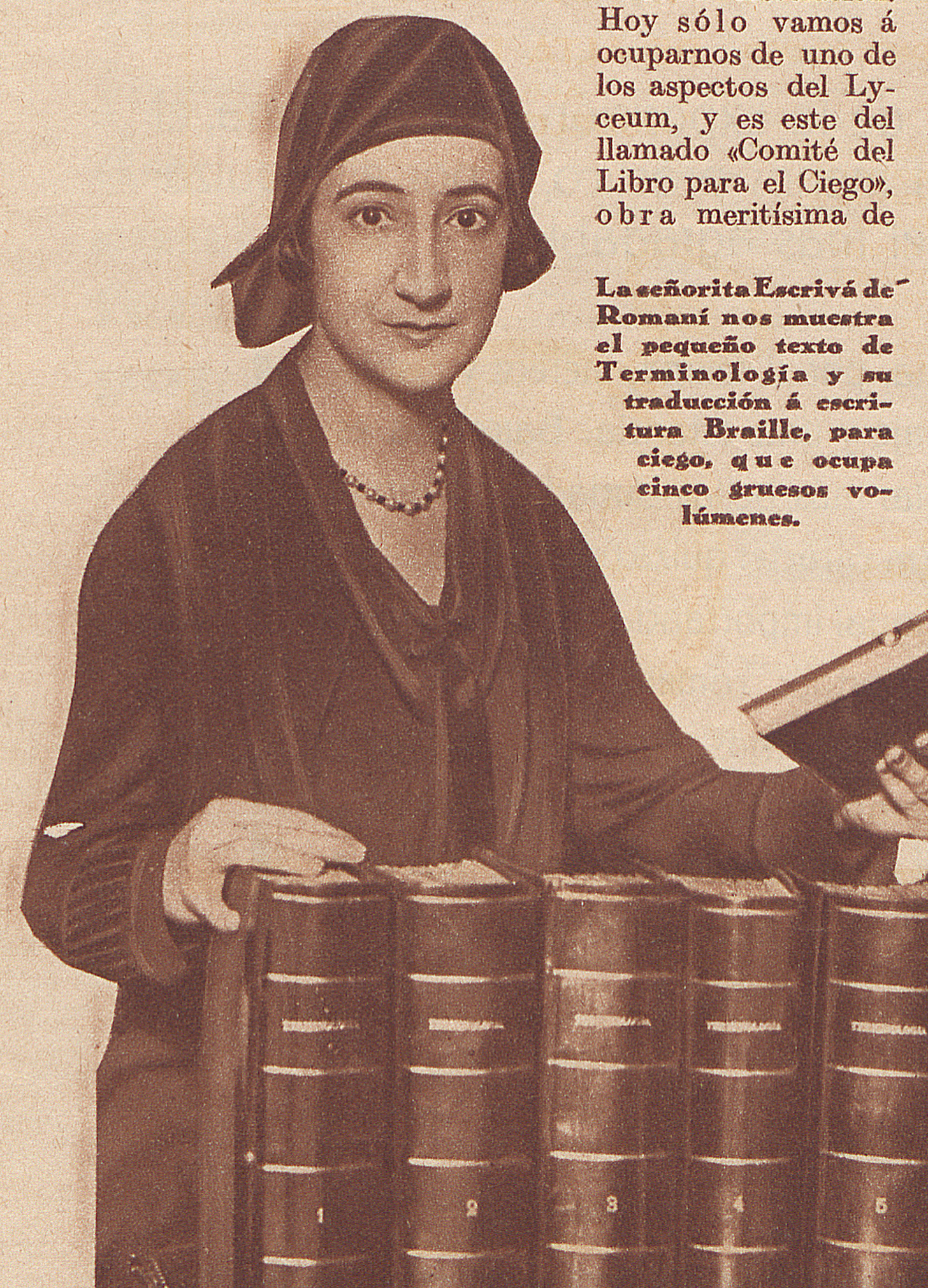 Mujer con un libro en la mano y la otra apoyada en una fila de libros.