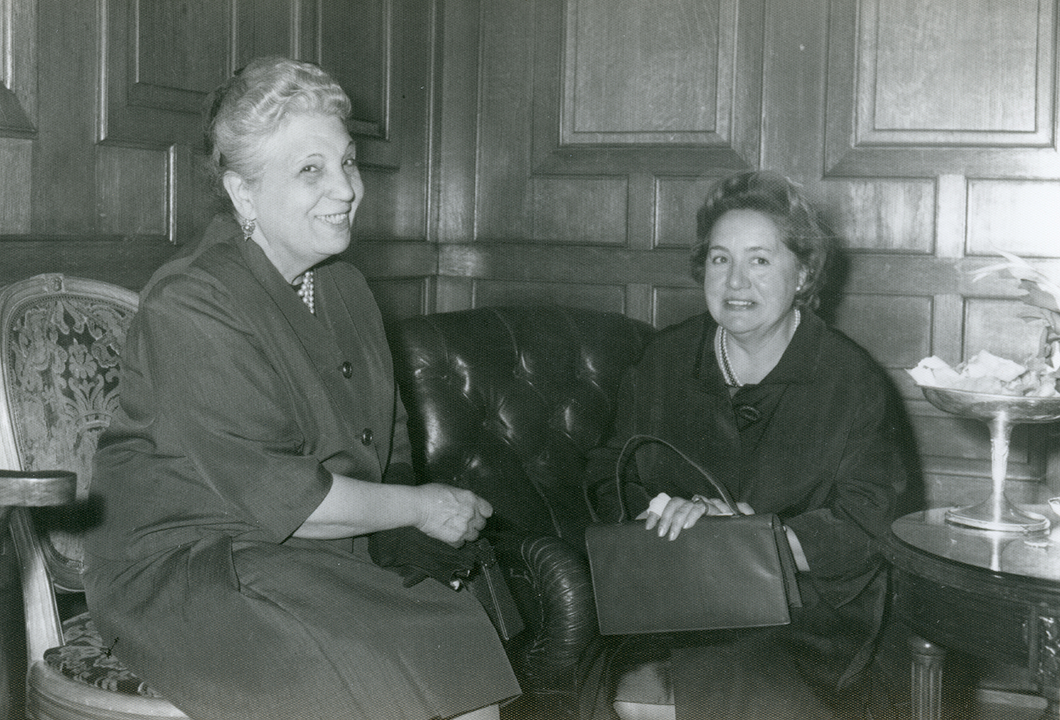 Dos mujeres sentadas.