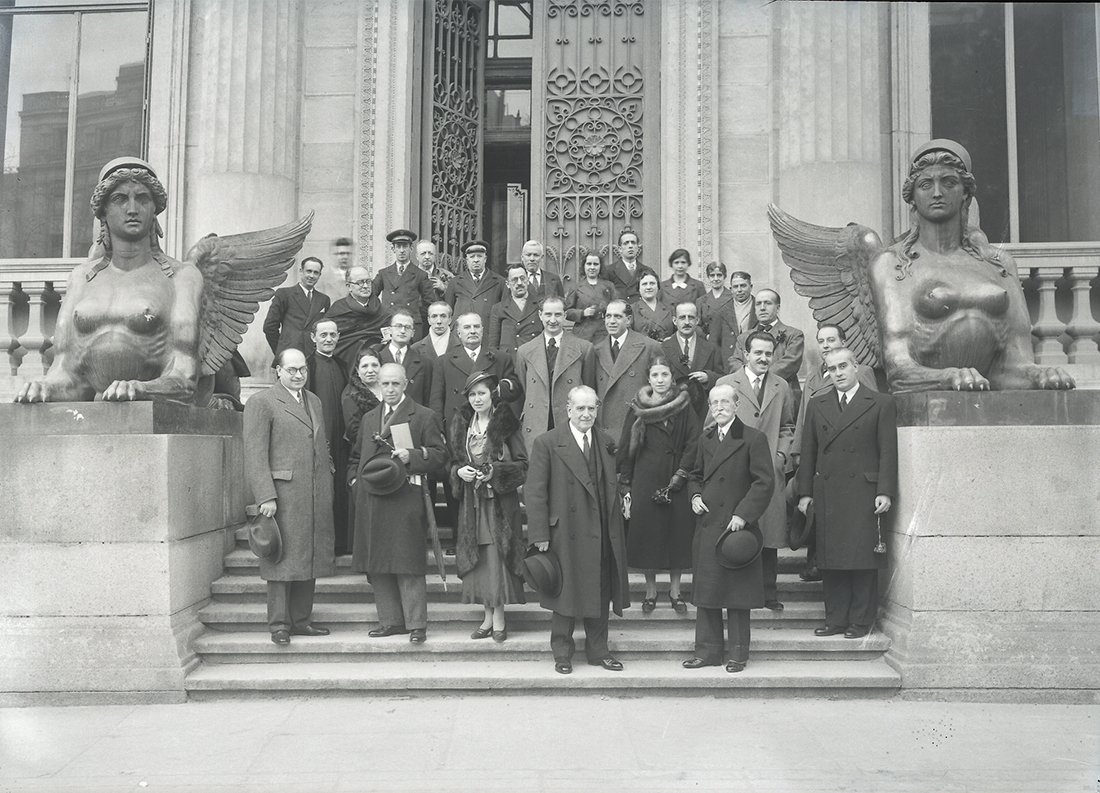 Grupo de mujeres y hombres posando en las escaleras de la entrada del Museo Arqueológico Nacional.