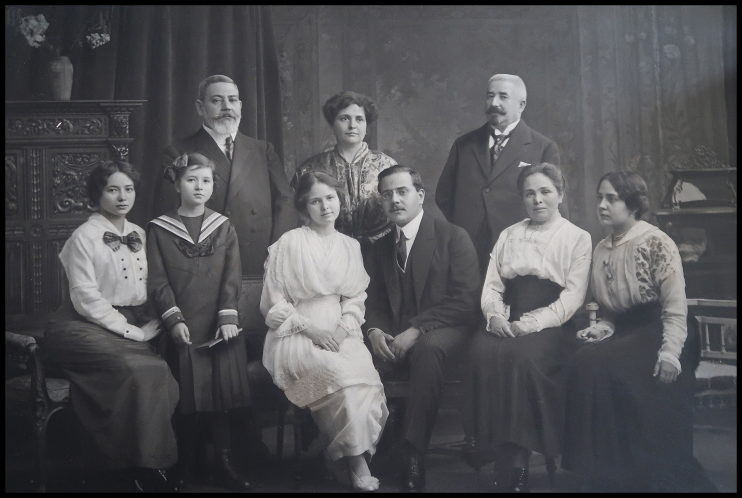 Fotografía con nueve personas en una habitación, de boda.