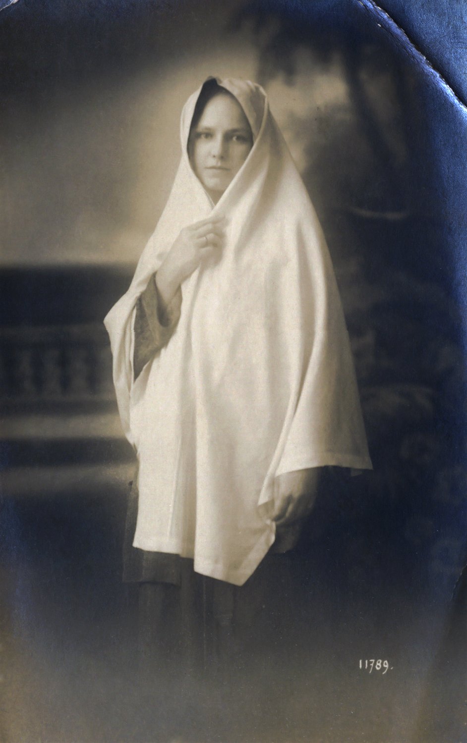 Mujer tapada con una mantilla canaria.