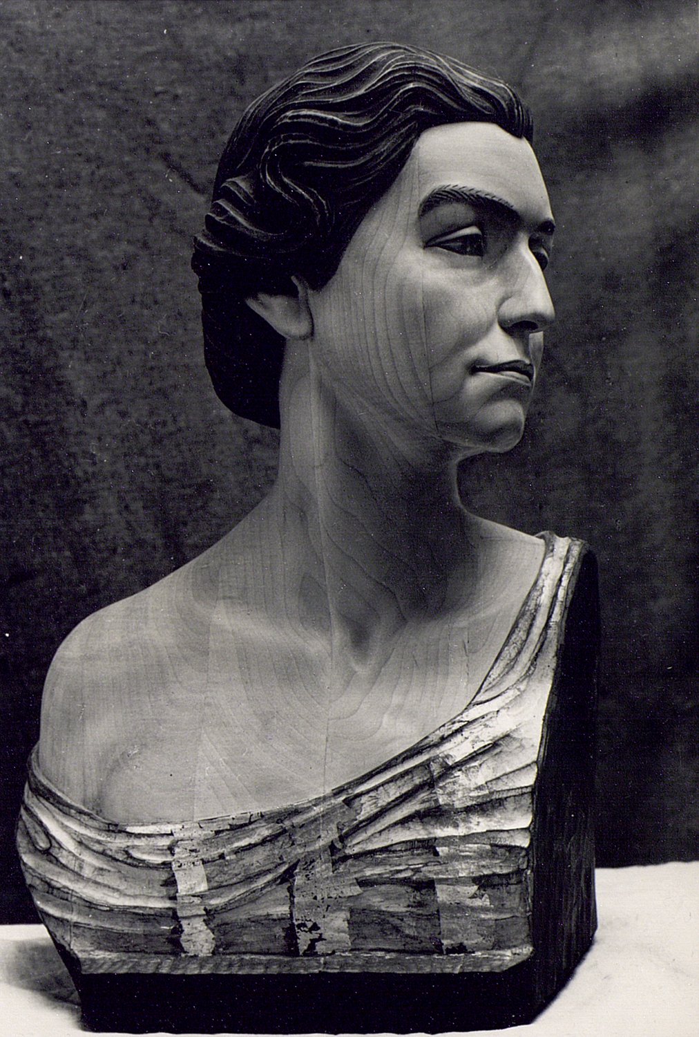 Escultura de madera de un busto de mujer.