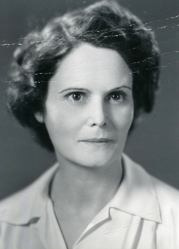 Retrato de mujer con camisa blanca.