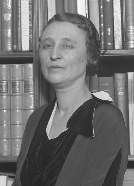 Retrato de mujer en frente de librería.