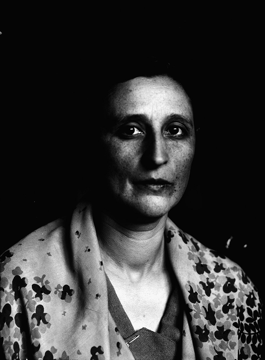 Retrato de mujer con fondo negro.