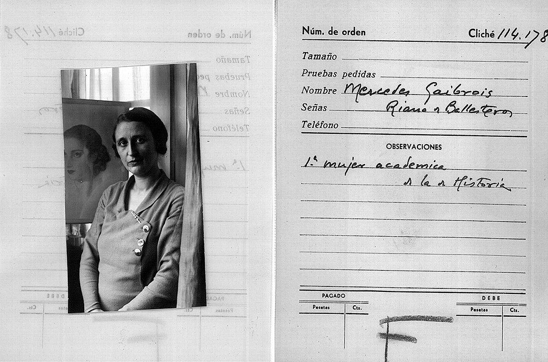 Recibo con fotografía de mujer delante de un retrato suyo.