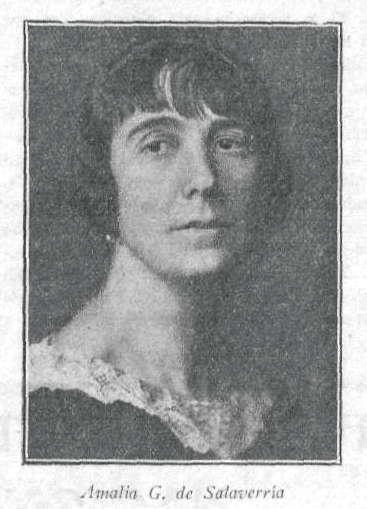 Retrato de mujer en marco rectangular.